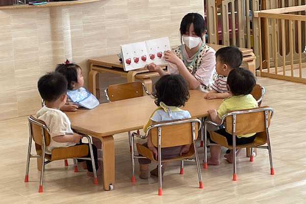 絵本の読み聞かせ